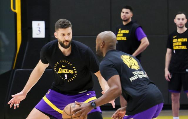 8868体育官网-三分8连中！湖人暗藏2米08高炮苦练：季后赛当奇兵？